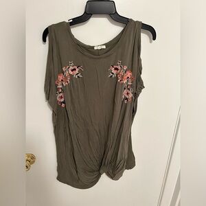 Maurice’s cold shoulder tee with floral detail and faux tie waist. Size 3X